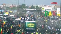 Coppa d'Africa 2026: i giocatori del Senegal sul bus scoperto a Dakar, folla immensa li festeggia