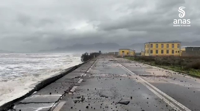 Ciclone Harry, il mare in tempesta devasta la statale 195 per Capoterra: le immagini del disastro