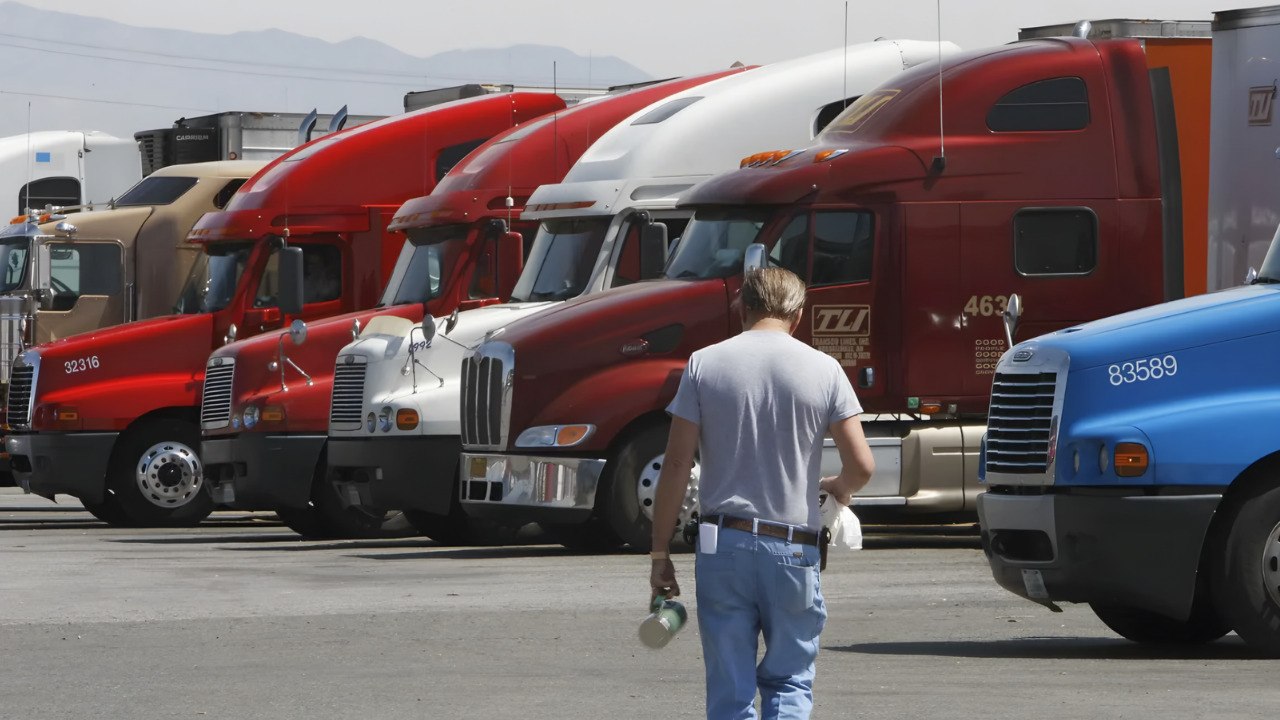 600 Texas Drivers Face Layoffs as Trucking Giant’s Collapse Torches 280‑Fleet