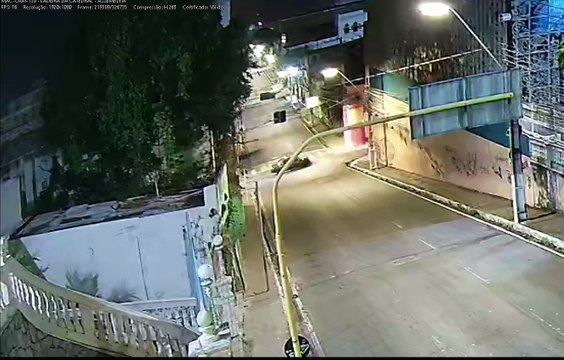 Ambulância avança sinal vermelho e colide com carro no Centro de Maceió