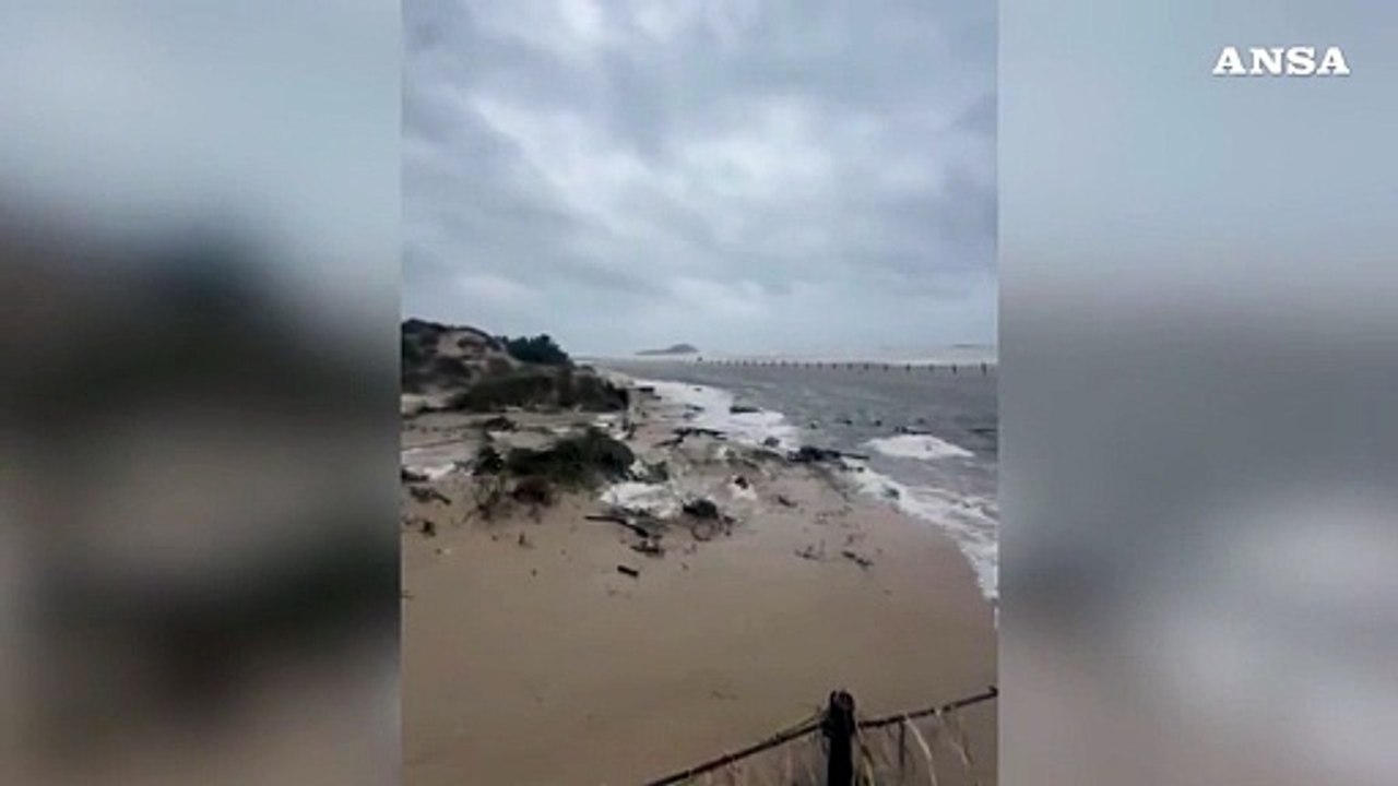 Maltempo in Sardegna, il ciclone Harry cancella una spiaggia a Chia