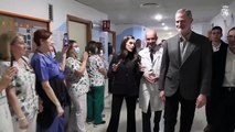 Los Reyes Felipe y Letizia, conmovidos en su visita a los heridos del accidente de Adamuz en el Hospital Reina Sofía