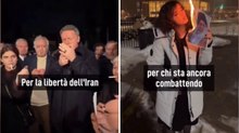 Renzi accende una sigaretta con la foto di Khamenei in fiamme: «Siamo vicini agli iraniani in lotta»