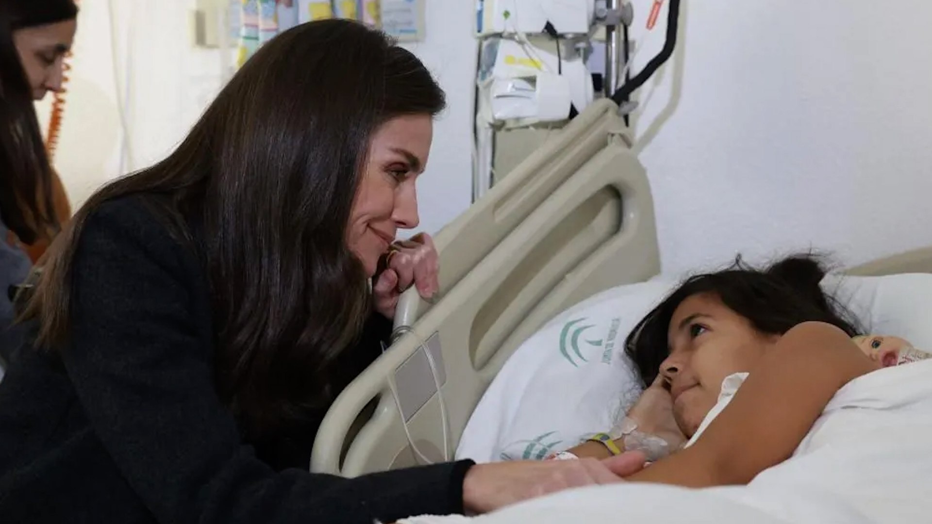 La ciudad de C�rdoba se ha convertido en el epicentro del duelo nacional tras la cat�strofe ferroviaria de Adamuz. En un gesto de profunda empat�a y compromiso institucional, los Reyes Felipe VI y Do�a Letizia se han desplazado este martes hasta el Hospital Reina Sof�a, donde se encuentran ingresados la mayor�a de los supervivientes del choque entre los trenes Iryo y Alvia. Durante la visita, los monarcas han querido trasladar un mensaje de consuelo y unidad frente a una de las tragedias m�s graves que ha vivido el pa�s en los �ltimos a�os.
A su llegada al centro hospitalario, los Reyes han mantenido encuentros privados con los heridos y sus allegados, buscando ofrecer un momento de paz en medio del trauma. Seg�n han manifestado los propios monarcas, su intenci�n este martes ha sido mostrar a los familiares de las v�ctimas y a los hospitalizados el "cari�o" de toda una naci�n que permanece conmocionada por los hechos.
En una declaraci�n posterior a los medios de comunicaci�n a las puertas del hospital, Don Felipe ha subrayado que el objetivo principal de este desplazamiento era visitar a los afectados para "apoyarles y darles cari�o". El monarca ha recalcado que esta presencia se realiza siempre desde "el m�ximo respeto" hacia la intimidad de las familias y con la firme "voluntad de transmitirles el cari�o de todo el pa�s".
La tragedia de Adamuz, cuya investigaci�n t�cnica &mdash;seg�n los registros de nuestra conversaci�n&mdash; apunta a un posible fallo en la soldadura de un carril, ha dejado cicatrices profundas en diversas provincias. El Rey se ha mostrado especialmente sensible ante la magnitud del siniestro, afirmando que "ha sido un impacto muy, muy fuerte".
Esta sacudida emocional trasciende a las v�ctimas directas; el Jefe del Estado ha se�alado que el dolor se siente de forma intensa "no solo para los afectados", sino que es una herida abierta "para C�rdoba, para Andaluc�a, para Huelva y en todos lados". Cabe recordar, bas�ndonos en la historia de este suceso, que Huelva ha sido duramente golpeada tras conocerse el fallecimiento de casi todos los miembros de la familia Zamorano �lvarez, cuya �nica superviviente fue una ni�a de seis a�os.
La visita real al Reina Sof�a complementa el recorrido realizado previamente por los monarcas al "punto cero" del accidente, donde conocieron a h�roes locales como el joven Julio. Esta nueva parada en el hospital refuerza la imagen de una Corona volcada en la atenci�n humanitaria mientras los equipos t�cnicos de Adif y la Guardia Civil contin�an con las labores de peritaje en las v�as.