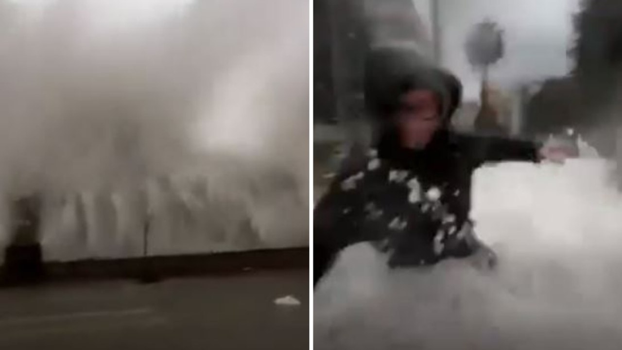 I sindaci De Luca e Lo Giudice travolti da un'onda: il video da Santa Teresa di Riva