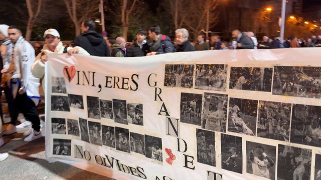 Pancarta de apoyo a Vinicius a la salida del Bernabéu