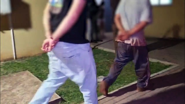 Rocam estoura ponto de tráfico de drogas e prende quatro no bairro Neva