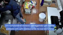 Funcionário escorrega e leva banho de molho em restaurante na China