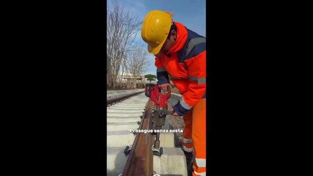 Scavi e posa dei binari a via Togliatti, ecco come procedono i lavori per la linea del tram
