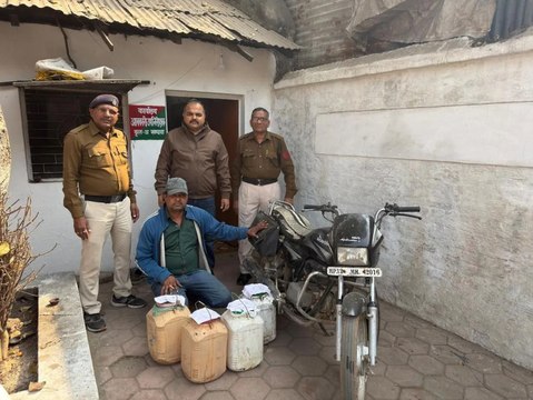 बाइक से शराब परिवहन करते हुए युवक गिरफ्तार, 60 लीटर शराब जब्त