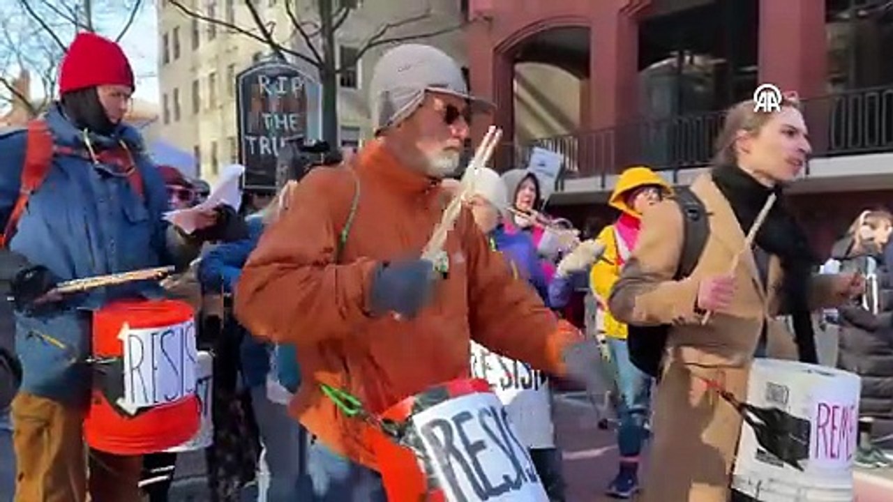 Beyaz Saray önünde toplanan göstericilerden Trump'a protesto