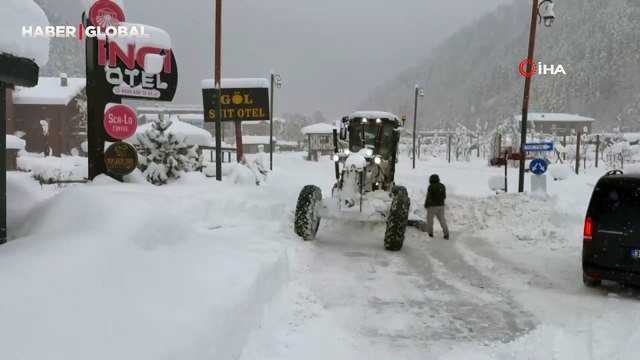 Uzungöl'de kar kalınlığı 1 metreyi aştı