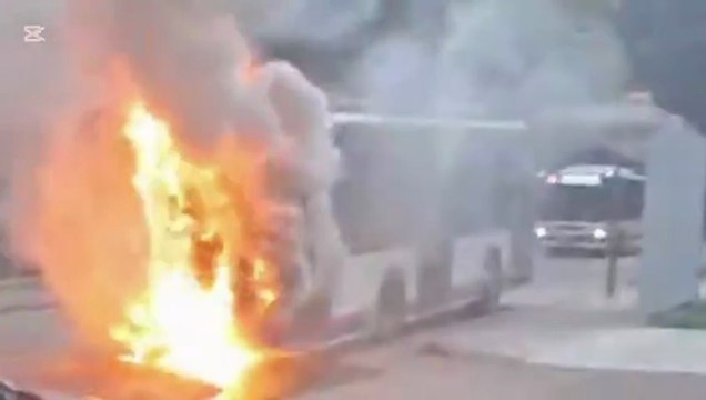 Sassari, autobus in fiamme davanti alla scuola: le immagini del rogo
