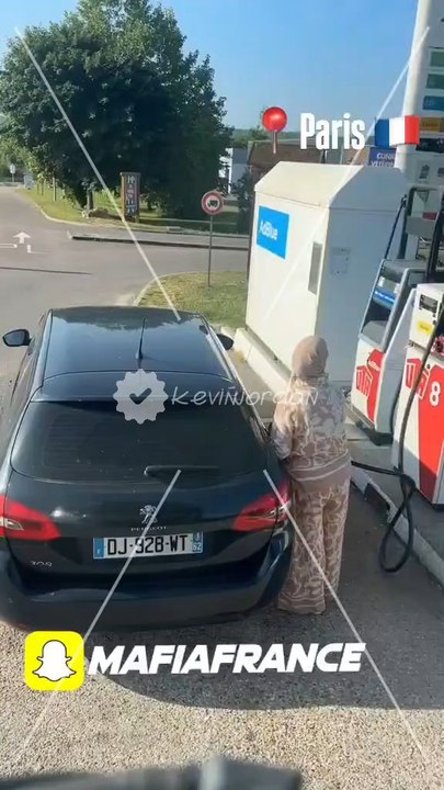 🇫🇷 Une femme voilée se fait remettre à sa place par un chauffeur de poids lourd pour avoir utilisé la mauvaise pompe.🗣️ Condamnez-vous ses propos ?A. OUIB. NON