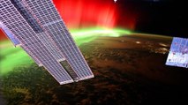 Aurora boreale vista dallo spazio: il raro bagliore rosso che illumina la Terra nelle immagini dalla Stazione Spaziale Internazionale