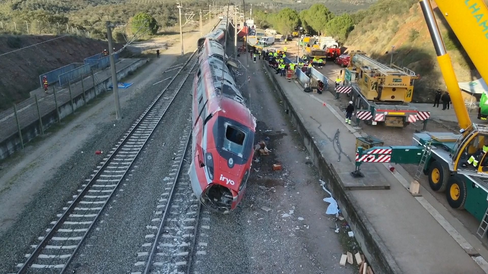 Efectivos de la Unidad Militar de Emergencias (UME) contin�an este martes las labores en la zona del grave accidente ferroviario de Adamuz (C�rdoba), donde el pasado domingo un tren de alta velocidad descarril� y colision� con otro convoy, dejando al menos 42 personas fallecidas y m�s de 150 heridas.

Utilizando maquinaria pesada y gr�as de gran tonelaje, los militares han logrado levantar y recolocar en posici�n vertical uno de los vagones del tren Iryo, una operaci�n clave para facilitar el acceso de los equipos de emergencia y avanzar en las tareas de recuperaci�n e investigaci�n. Las im�genes a�reas captadas por drones muestran la complejidad de los trabajos, desarrollados bajo estrictas medidas de seguridad.

Seg�n las autoridades, el accidente se produjo cuando un tren que cubr�a el trayecto M�laga&ndash;Madrid se sali� de la v�a y impact� contra otro tren que circulaba en sentido contrario cerca del municipio cordob�s de Adamuz. Los servicios de emergencia permanecen desplegados en la zona y no descartan que el balance de v�ctimas mortales pueda aumentar.

Mientras contin�an las labores de rescate y retirada de los restos ferroviarios, la investigaci�n sigue abierta para esclarecer las causas del siniestro, considerado uno de los m�s graves registrados en Espa�a en los �ltimos a�os.