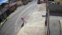 Chocante! Motociclista perde o controle e entra embaixo de caminhão em Itaperuçu; veja vídeo