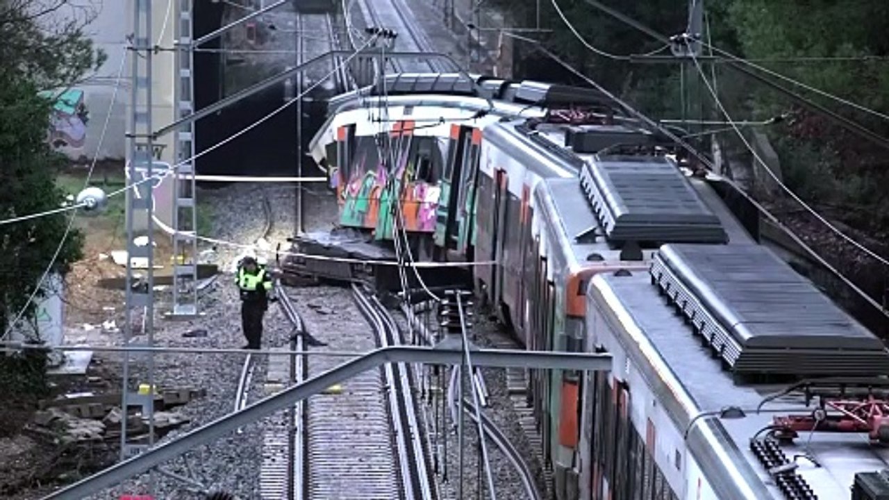 Zugunglück bei Barcelona: Rettungskräfte rücken zur Unfallstelle aus