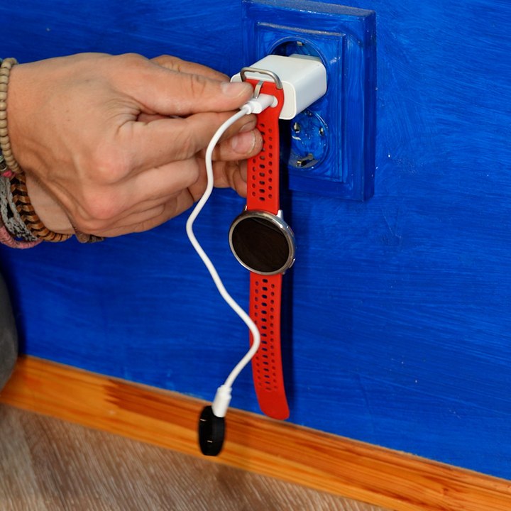 A useful hack for charging smartwatch without additional accessories ⏰