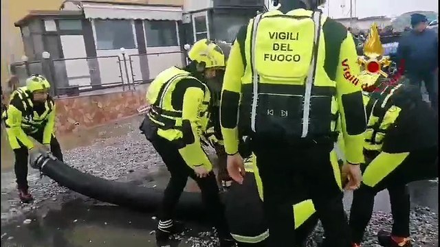 Ciclone Harry a Catanzaro, i vigili del fuoco al lavoro per prosciugare l'acqua dal quartiere Casciolino