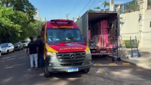 Homem cai de caminhão de mudança e é socorrido pelo SIATE no bairro Country