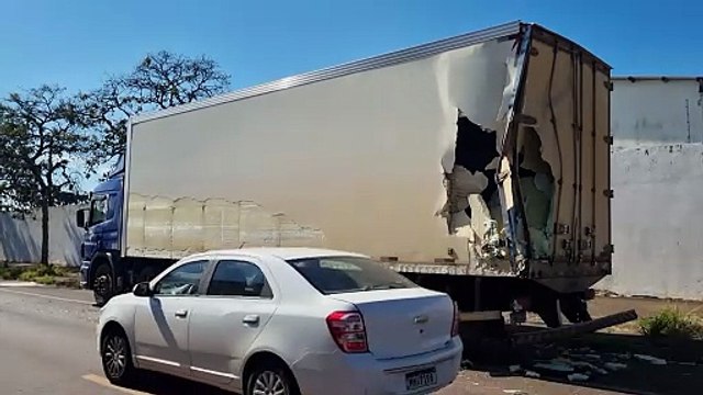 Acidente entre ônibus e caminhão é registrado no bairro Santo Onofre em Cascavel