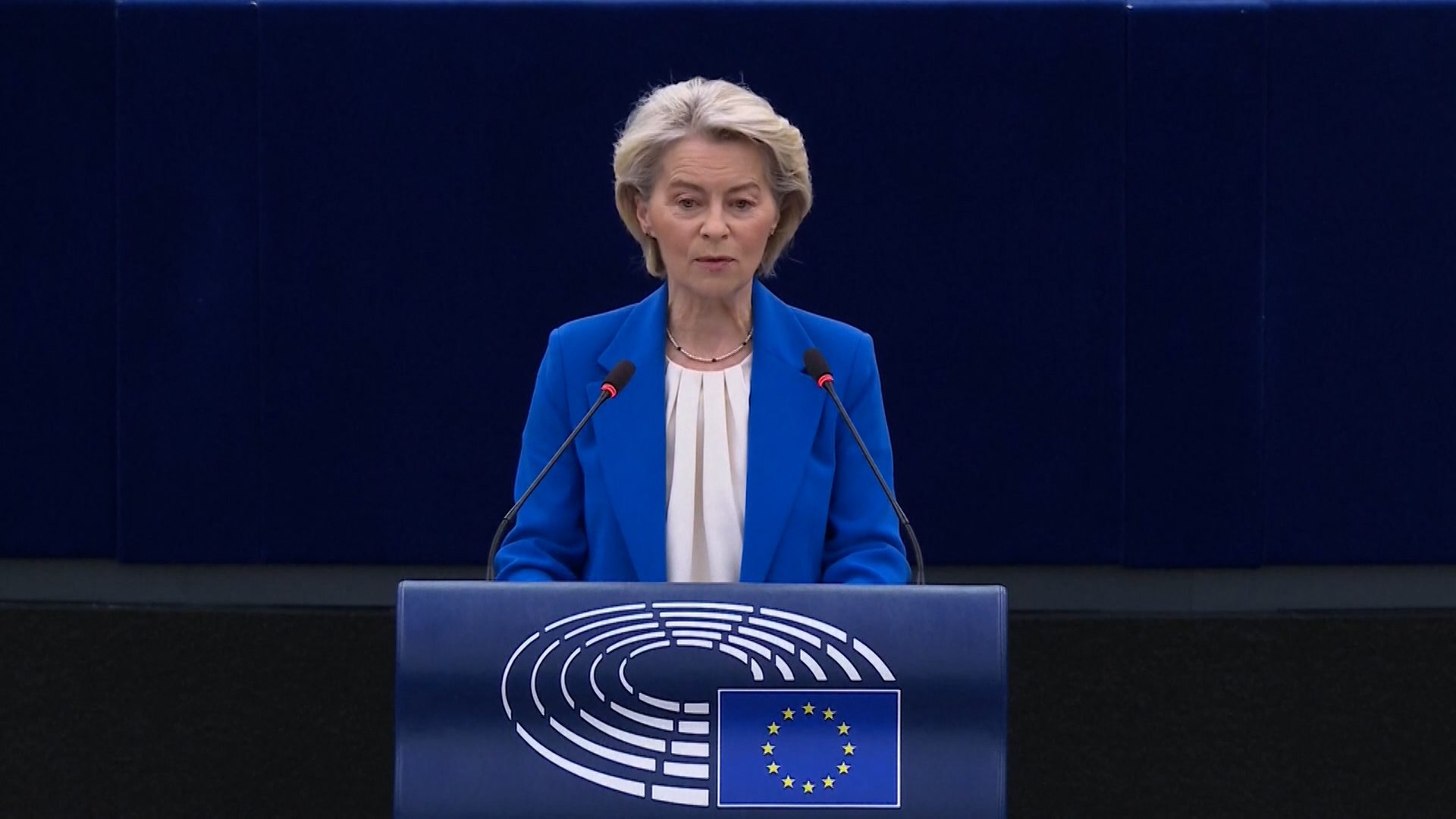 La presidenta de la Comisi�n Europea, Ursula von der Leyen, advirti� este mi�rcoles sobre la consolidaci�n de un nuevo orden internacional marcado por una creciente competencia geopol�tica, tensiones econ�micas y desaf�os en materia de seguridad. En su intervenci�n ante el pleno del Parlamento Europeo, retom� el mensaje que ya hab�a expuesto el d�a anterior durante el Foro Econ�mico Mundial de Davos, en Suiza, donde subray� la necesidad de que la Uni�n Europea refuerce su papel en el escenario global.
Von der Leyen asegur� que Bruselas est� "preparada para actuar, si es necesario, con unidad, urgencia y determinaci�n" para hacer frente a los retos actuales, desde la inestabilidad internacional hasta las presiones comerciales y estrat�gicas. En este contexto, insisti� en que la Uni�n no puede permitirse depender en exceso de actores externos y recalc� el "imperativo" de acelerar la independencia europea en �mbitos clave como la econom�a, la tecnolog�a y la seguridad.
Asimismo, la presidenta de la Comisi�n defendi� con firmeza la soberan�a de Groenlandia frente a posibles amenazas externas. Sus palabras fueron interpretadas como una alusi�n directa a anteriores planes del expresidente estadounidense Donald Trump, quien plante� la imposici�n de aranceles a pa�ses europeos con presencia militar en la isla. Von der Leyen concluy� destacando que Europa debe actuar con cohesi�n y visi�n estrat�gica para proteger sus intereses y valores en un mundo cada vez m�s incierto.