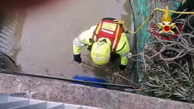 Maltempo a Catanzaro, vigili del fuoco in azione per liberare il Fosso Barbaruzza dall'acqua