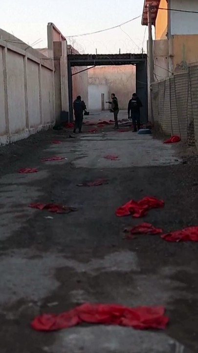 At least 100 IS inmates escape Syria prison