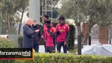 Trigoria, Ranieri e la battuta con Ndicka e Robinio Vaz. Poi l'abbraccio con Gasp