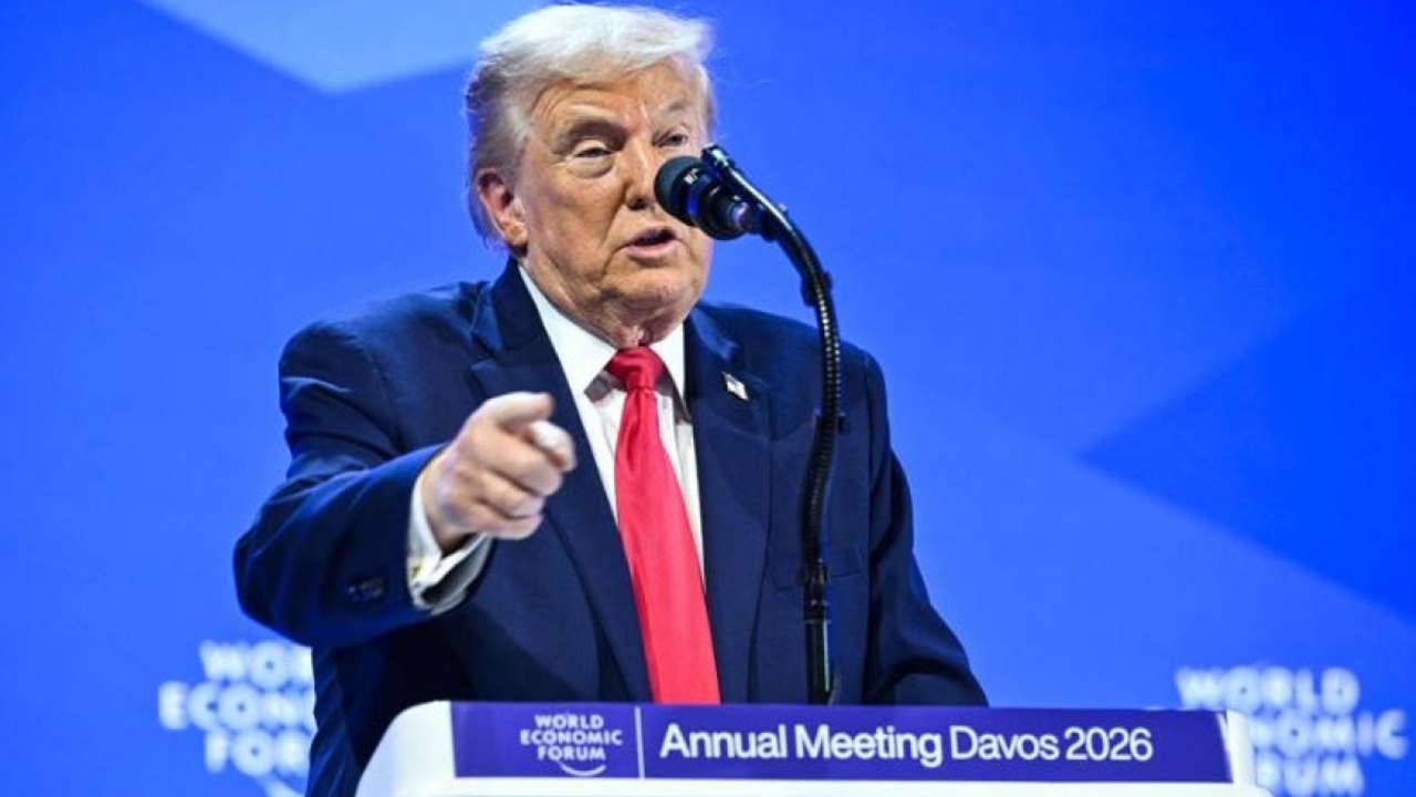 Trump a Davos scherza dal palco: «Volete che dica qualcosa sulla Groenlandia?» e la platea ride