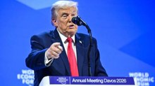 Trump a Davos scherza dal palco: «Volete che dica qualcosa sulla Groenlandia?» e la platea ride