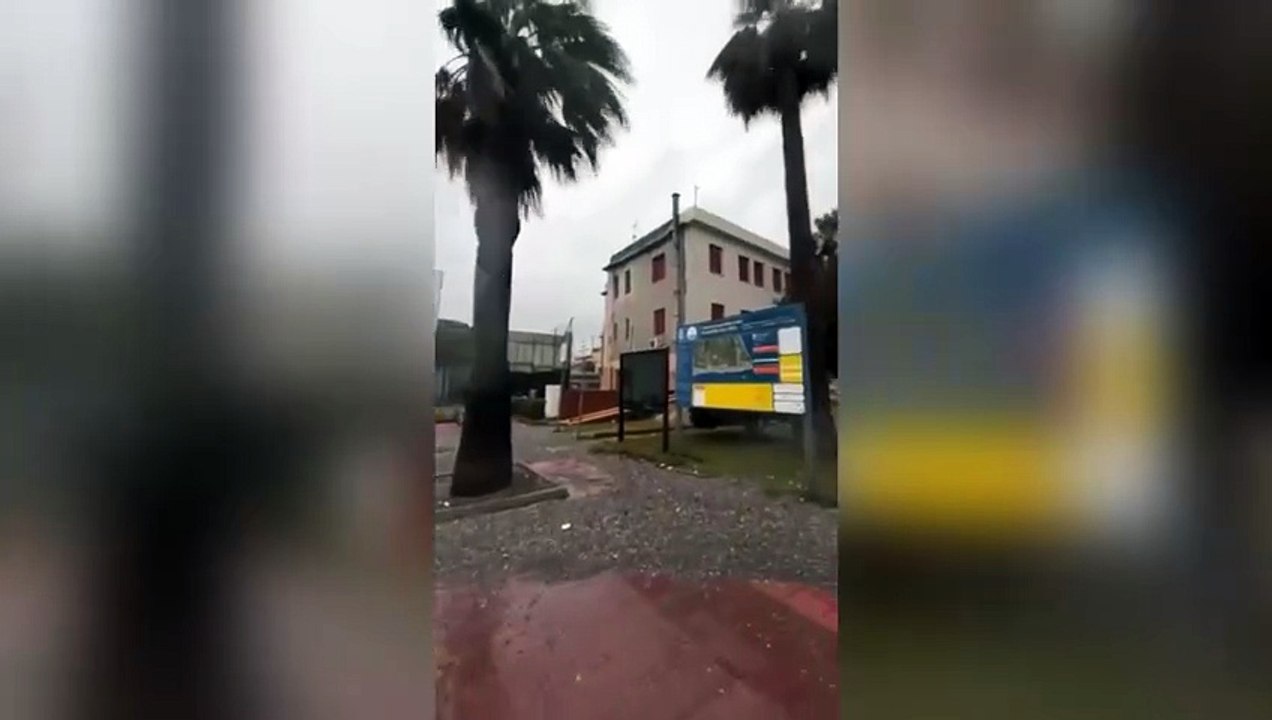 Ciclone Harry, un'onda anomala travolge due sindaci del Messinese durante una diretta social