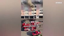 Incendio in palazzina a Brescia, nessun ferito: neonato evacuato dal tetto