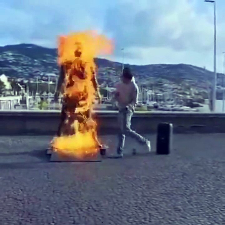 Tik Toker quema la estatua de Cristiano Ronaldo