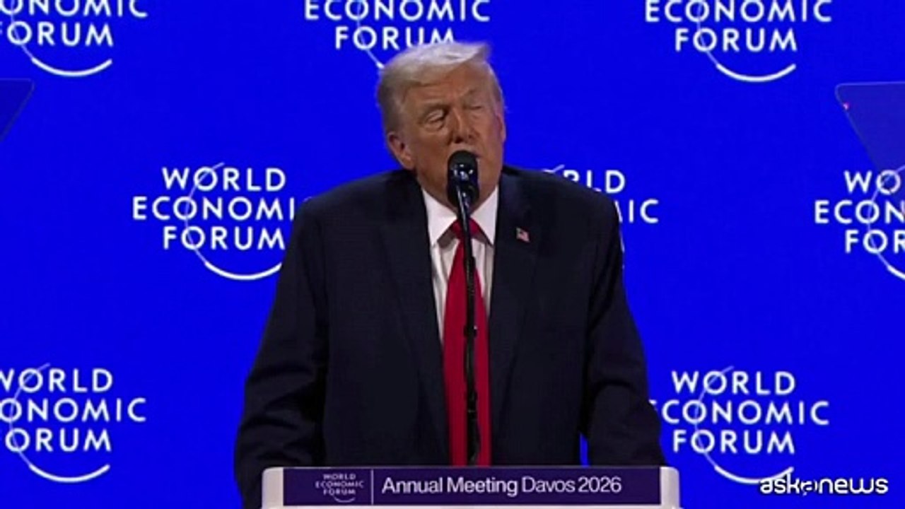 Trump prende in giro Macron con gli occhiali da sole: "Un duro"