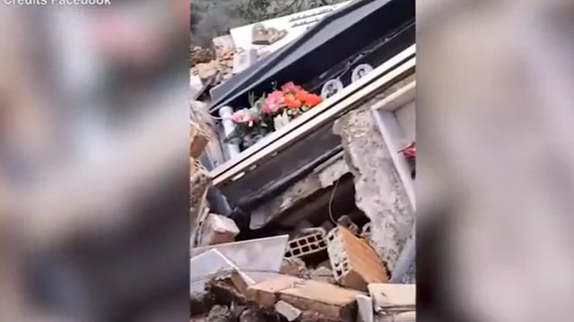 Maltempo in Calabria, frana nel cimitero di San Mauro Marchesato: bare cadono nel burrone