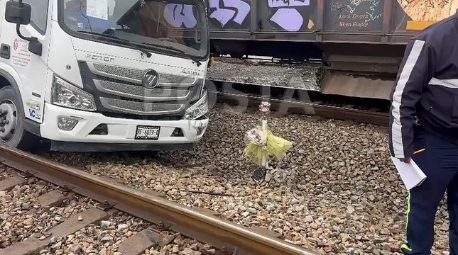 Camión es impactado por tren en San Nicolás; chofer sobrevive de milagro