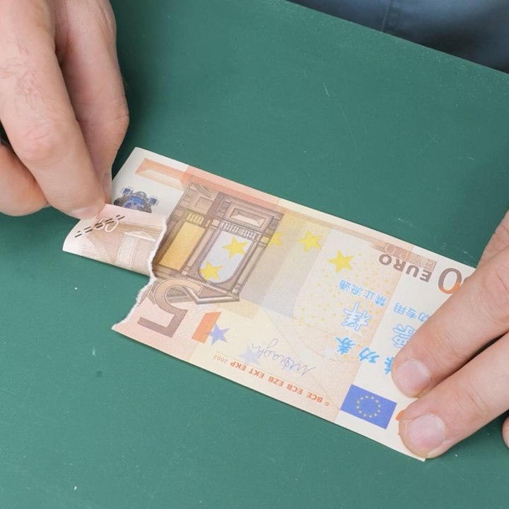 Smart way to fix a torn banknote💶
