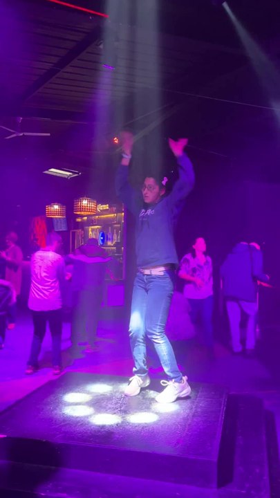 Aïcha s'épanouit sur la piste de danse de la discothèque inclusive