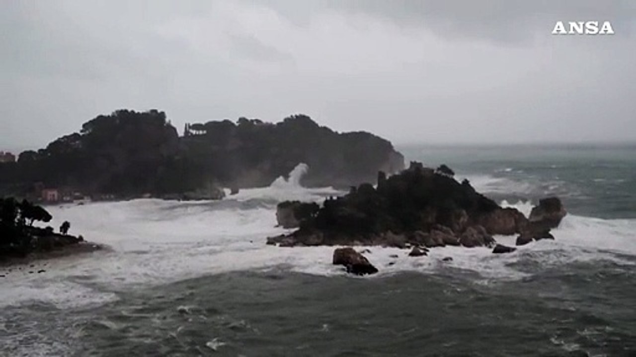 Maltempo in Sicilia, mareggiate sulle coste nel Messinese