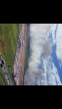 Incêndio em vegetação forma paredão de fumaça às margens de BR-101