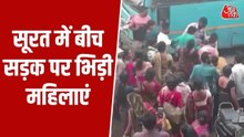 सूरत: बीच सड़क महिलाओं में हाथापाई, एक-दूसरे के बाल नोचते आईं नजर; Video