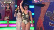 Robertita roba suspiros en la pasarela en bikini