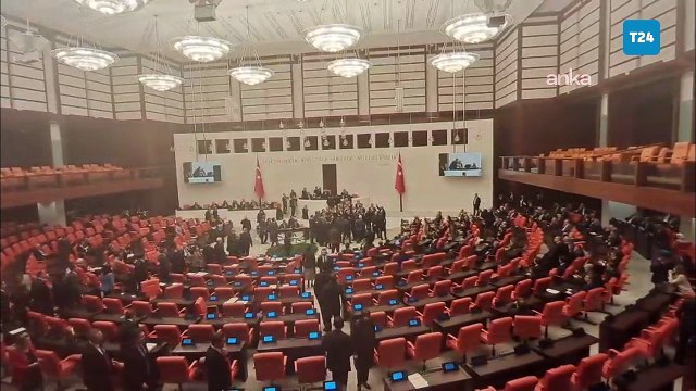 TBMM Genel Kurulu'nda yoklama krizi : CHP ve İYİ Parti milletvekilleri kürsüye yürüdü