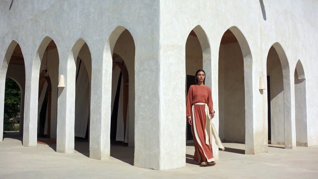 Loro Piana ورمضان عبايات وأكسسوارات عابرة للصيحات والزمن