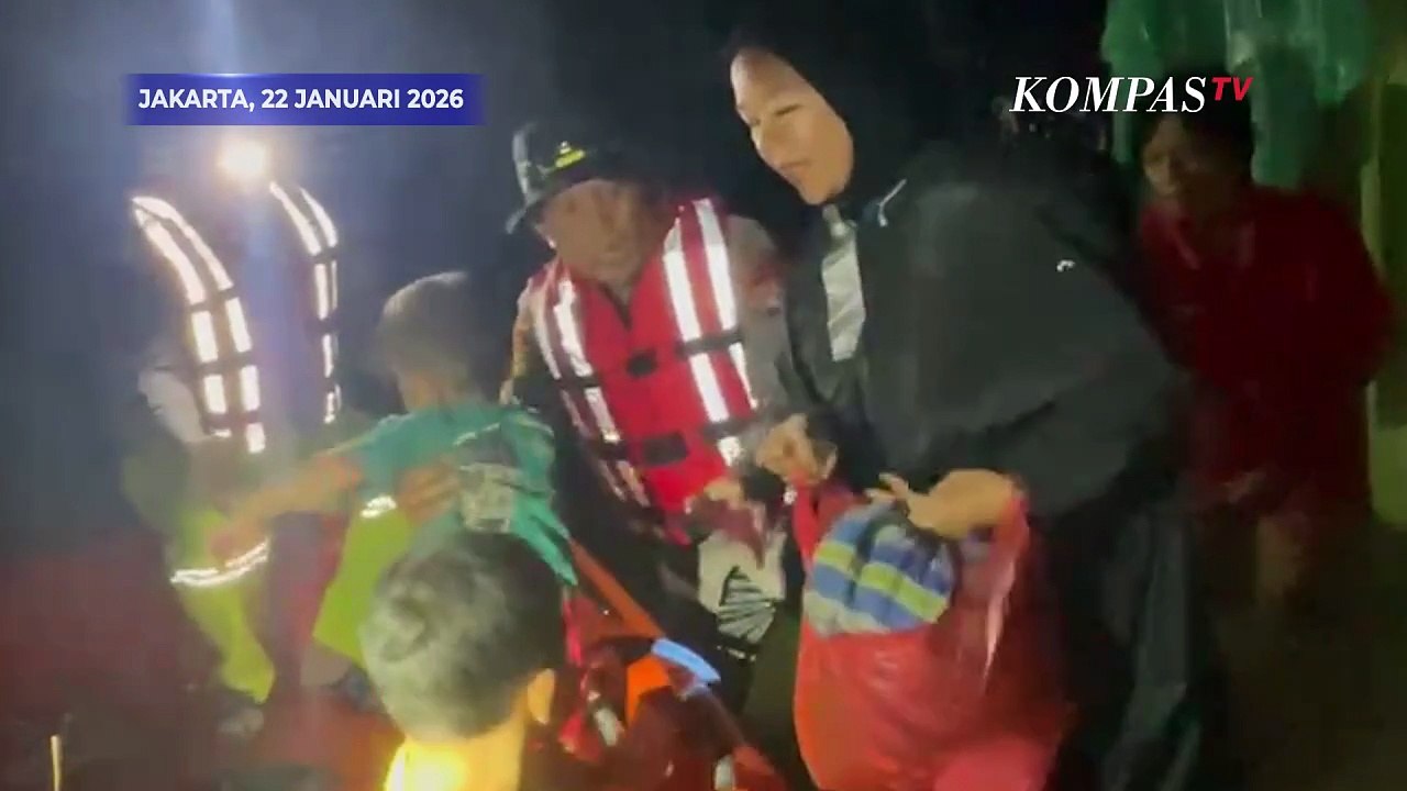 Momen Polda Metro Sigap Turunkan Personel Evakuasi Warga Terdampak Banjir
