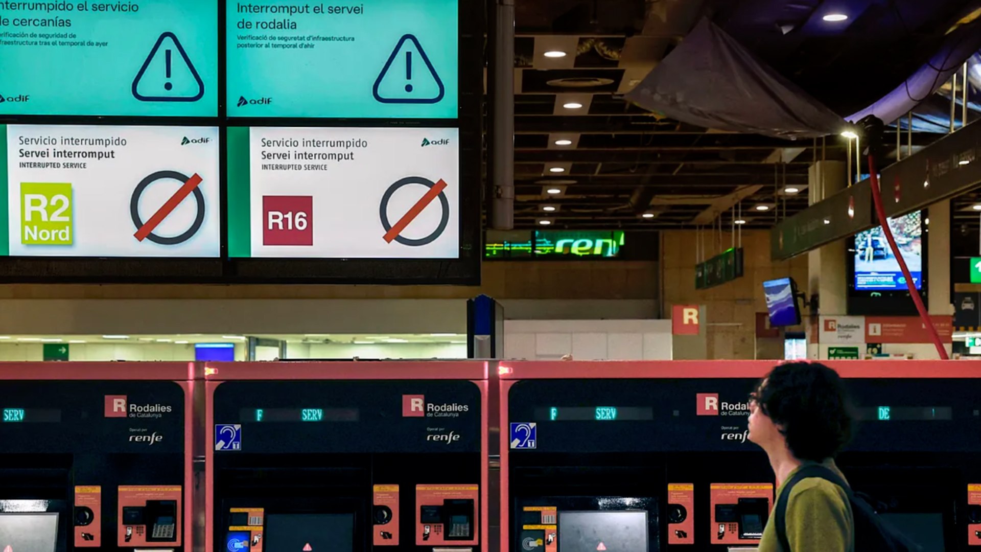 El servicio ferroviario de Rodalies de Catalu�a permanece paralizado por segundo d�a consecutivo, tras el mortal accidente ocurrido el pasado martes en Gelida, donde un joven maquinista en pr�cticas perdi� la vida. La suspensi�n del servicio ha provocado un caos circulatorio masivo en las principales arterias de entrada a Barcelona, que se encuentran colapsadas desde las primeras horas de la ma�ana.