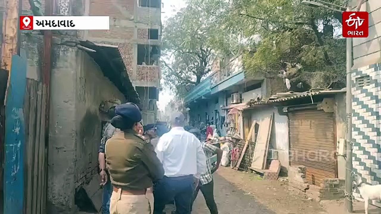 અમદાવાદમાં રફીક વેપારીના 3 માળના મકાન પર ચાલ્યું બુલડોઝર, ખંડણીખોર આરોપી સામે AMCની કાર્યવાહી