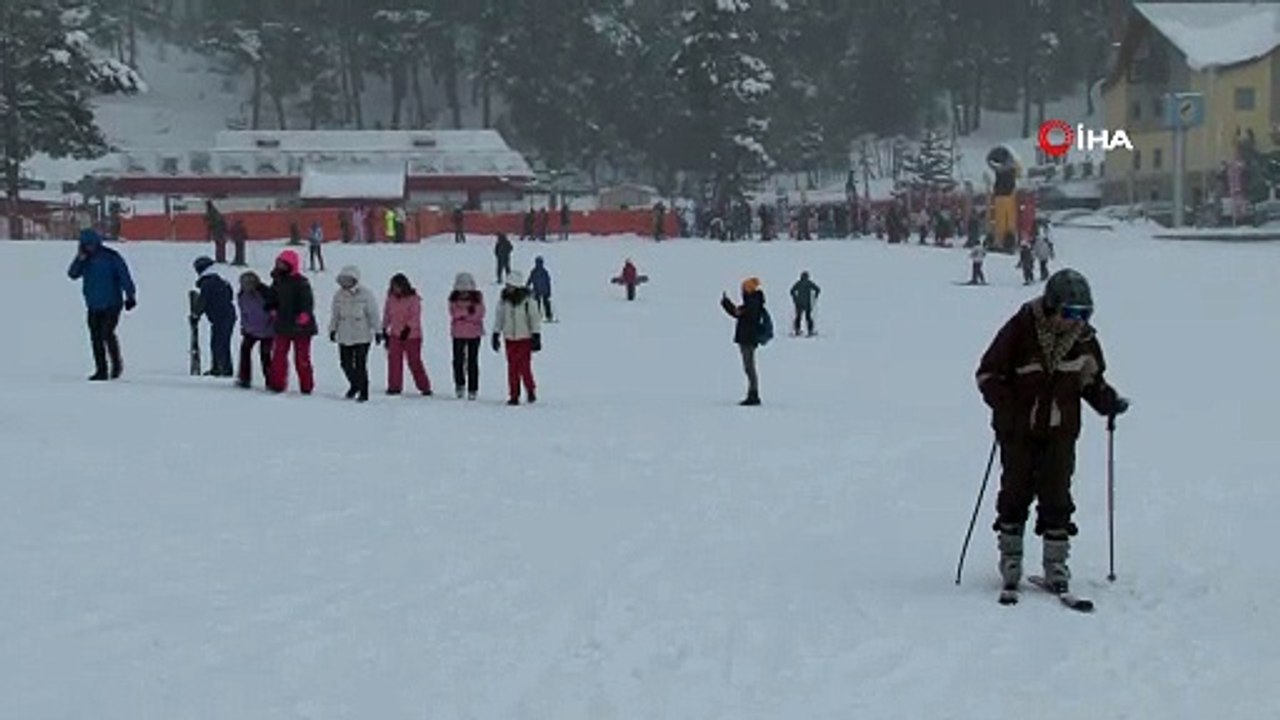 Sarıkamış'ta kar yağışı altında kayak ve snowboard keyfi 